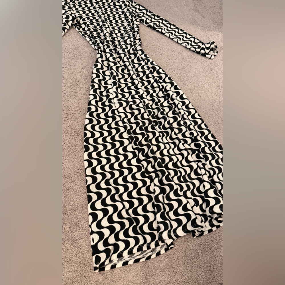 H&M Women’s Black and White Abstract Wave Pattern Dress - Picture 3 of 5